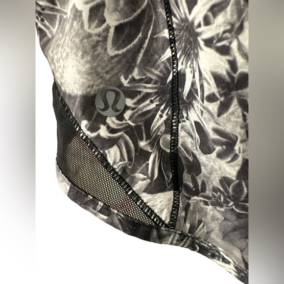 EUC Lululemon Hotty Hot Short- Women’s Size 10 - Picture 10 of 10